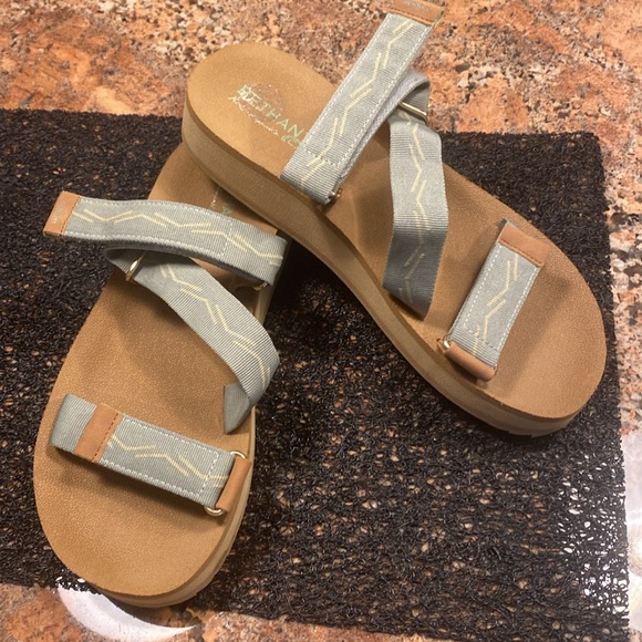 Sandals - Picture 5 of 6